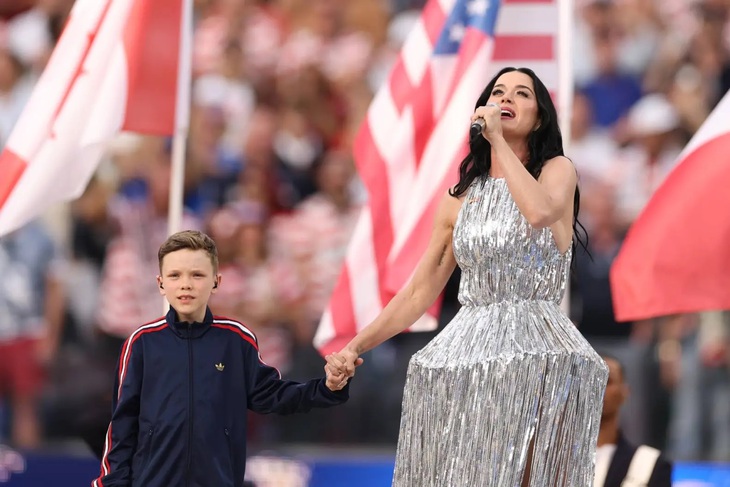 Katy Perry ôm, vuốt tóc Lisa tại lễ khai mạc World Cup 2026   - Ảnh 3.