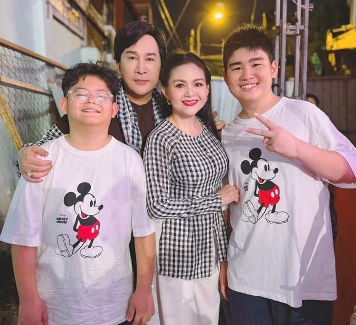 Con trai Kim Tử Long hát Lương Sơn Bá - Chúc Anh Đài cùng mẹ Trinh Trinh - Ảnh 1. Kim Tử Long - Ảnh 1.