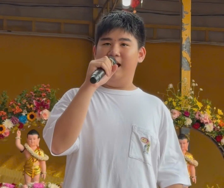 Con trai Kim Tử Long hát Lương Sơn Bá - Chúc Anh Đài cùng mẹ Trinh Trinh - Ảnh 3. Kim Tử Long - Ảnh 2.