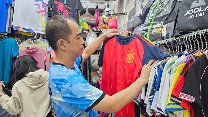 Ăn theo World Cup: Đồ thể thao thấp thỏm, quán cà phê chi tiền triệu dựng màn chiếu kéo khách - Ảnh 1.