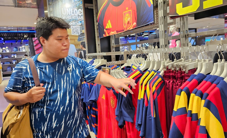 Ăn theo World Cup: Đồ thể thao thấp thỏm, quán cà phê chi tiền triệu dựng màn chiếu kéo khách - Ảnh 4.