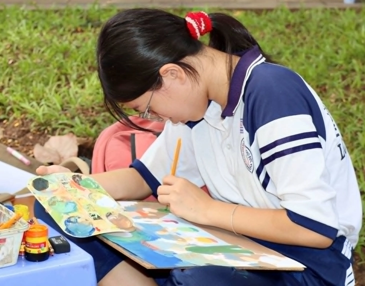 Không giao trẻ em cho mạng xã hội: 'Lướt một lúc là hết cả ngày' - Ảnh 1.