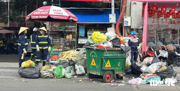 Nhà máy xử lý rác Đà Lạt ngừng 2 ngày, 1.000 tấn rác tồn đọng trên vỉa hè - Ảnh 2.