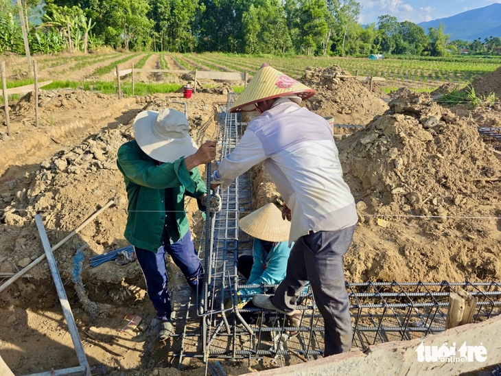 Khởi công nhà tránh lũ cộng đồng đầu tiên tại 'rốn lũ' Hòa Thịnh - Ảnh 3.