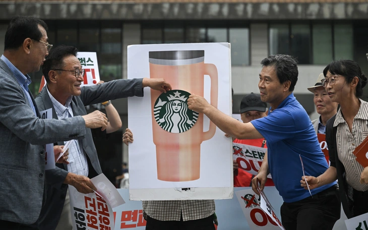 Cảnh sát Hàn Quốc khám xét trụ sở Starbucks vì quảng cáo 'Tank Day' - Ảnh 2.