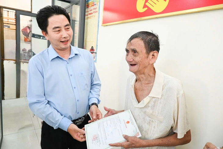 Phường Tân Tạo trao giấy khai sinh cho 2 người dân thuộc diện nhân khẩu đặc thù - Ảnh 2.