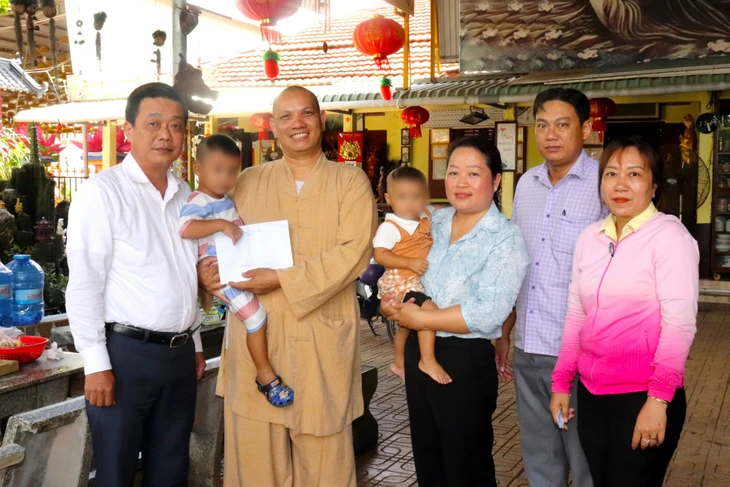 Hai trẻ nhỏ ở Vĩnh Long bị bỏ rơi trước cổng chùa giữa trời mưa - Ảnh 2.