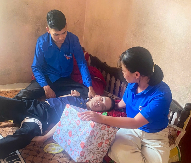 Chàng trai làm TikTok bằng chân, có hơn 33.000 lượt theo dõi - Ảnh 1. Chàng trai bại não làm TikTok bằng chân, có hơn 33.000 lượt theo dõi - Ảnh 1.