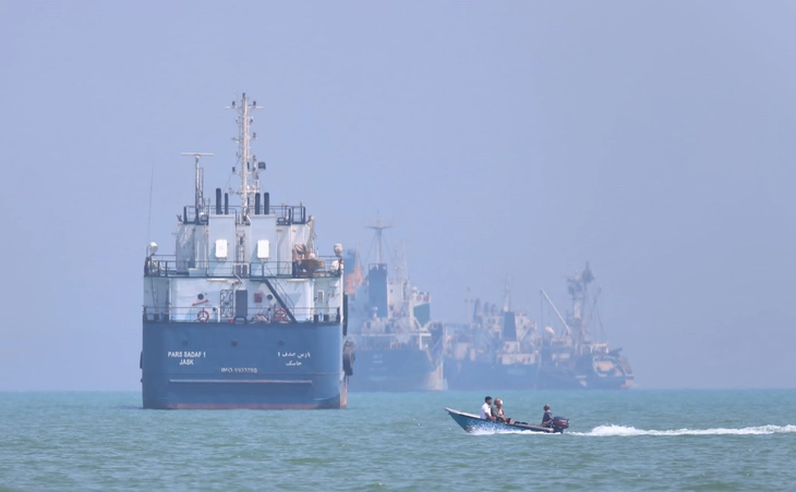 Khơi thông Hormuz còn nhiều trắc trở - Ảnh 1. eo biển Hormuz - Ảnh 1.