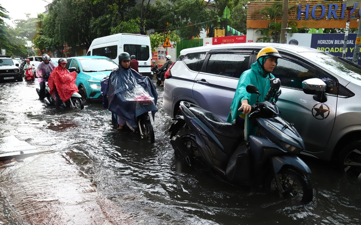 Đường ngập sau cơn mưa lớn, nhiều phương tiện chết máy - Ảnh 8.