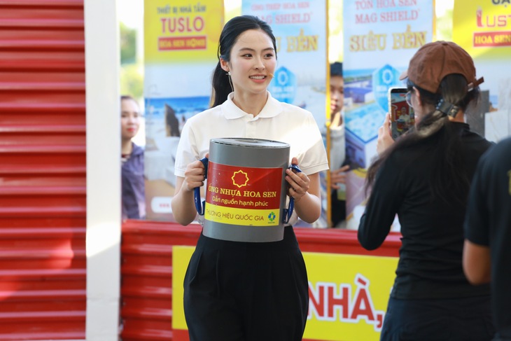 Hàng nghìn khán giả Nghệ An viết tiếp hành trình yêu thương cùng 'Mái ấm gia đình Việt' - Ảnh 2. Hàng nghìn khán giả Nghệ An viết tiếp hành trình yêu thương cùng 'Mái ấm gia đình Việt' - Ảnh 2.