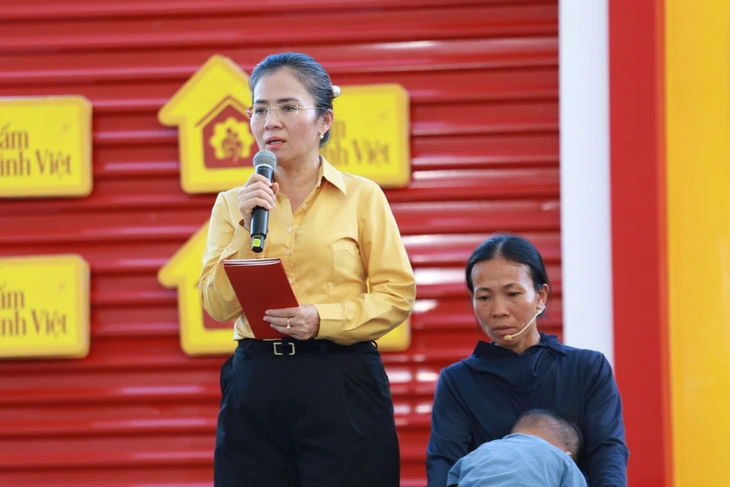 Hương Tràm trao tặng 1.000 phao cứu sinh khi trở về Nghệ An ghi hình 'Mái ấm gia đình Việt' - Ảnh 1.