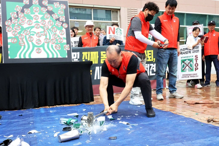 Starbucks Hàn Quốc đóng cửa toàn bộ cửa hàng để đào tạo lịch sử - Ảnh 1. Starbucks - Ảnh 1.