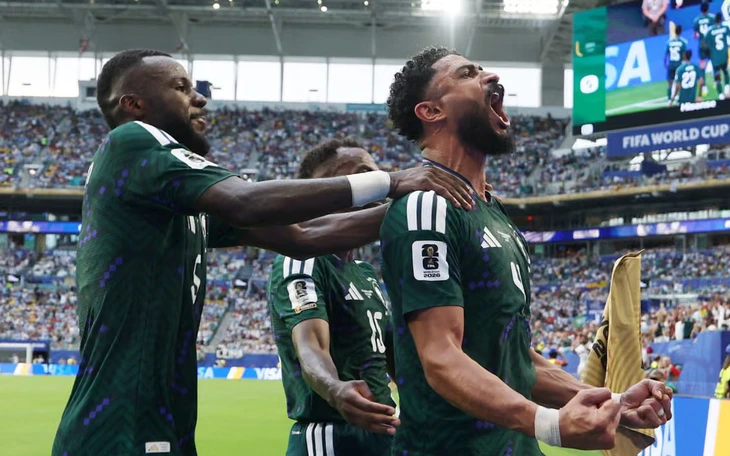Có cử chỉ lạ, trọng tài World Cup gây phẫn nộ - Ảnh 2.