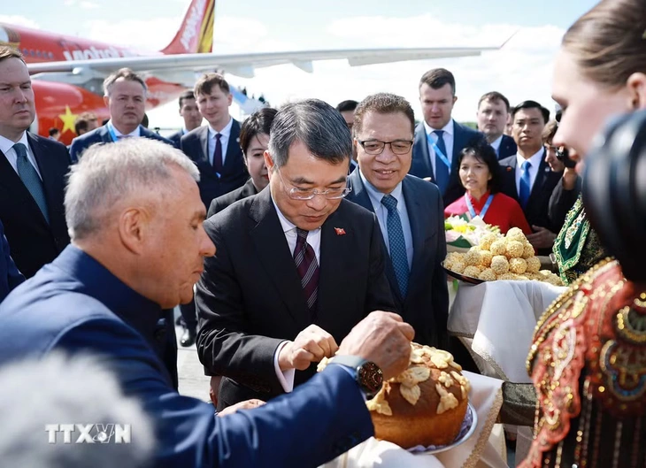 - Ảnh 3. Thủ tướng đến Kazan dự hội nghị kỷ niệm 35 năm quan hệ ASEAN - Nga - Ảnh 3.