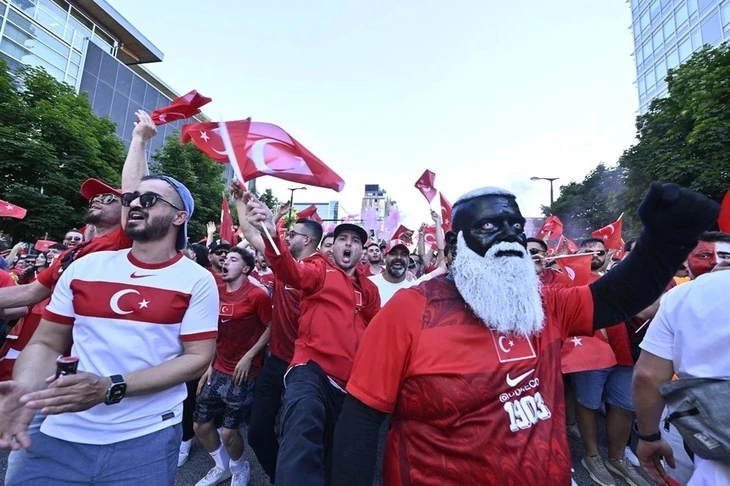 Cổ động viên đen thui gây chú ý tại World Cup 2026 là ai? - Ảnh 3.