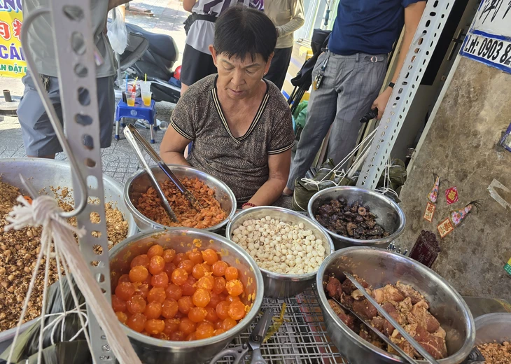 Nấu bánh bá trạng suốt đêm phục vụ Tết Đoan ngọ mùng 5-5 - Ảnh 2.