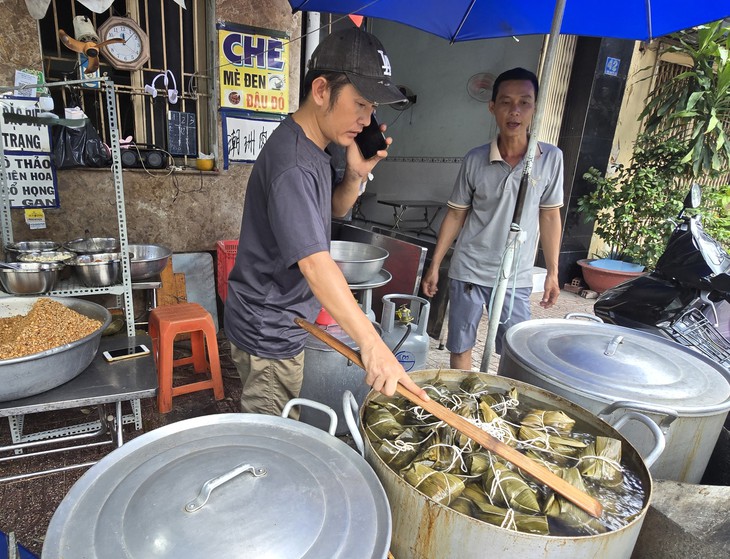 Nấu bánh bá trạng suốt đêm phục vụ Tết Đoan ngọ mùng 5-5 - Ảnh 3.