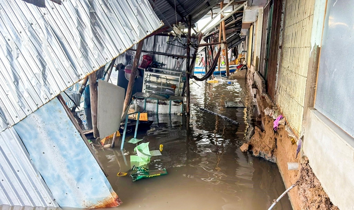 Nhiều vụ sạt lở xảy ra trong đêm ở Cà Mau, 19 hộ dân bị ảnh hưởng - Ảnh 1.
