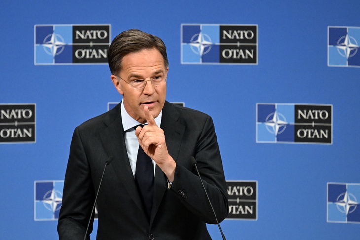 NATO ca ngợi thỏa thuận Mỹ - Iran, nói việc mở lại Hormuz là ‘bước tiến lớn’ - Ảnh 1.