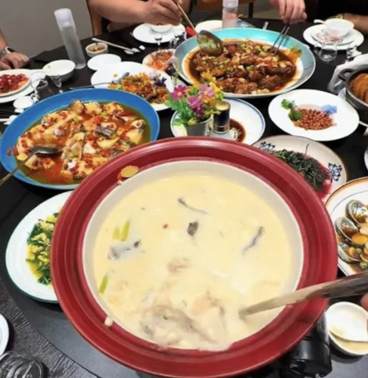 Bể cá tiền tỉ vỡ tung, gia chủ đem cá quý 'lên mâm' ngay trong ngày - Ảnh 1.