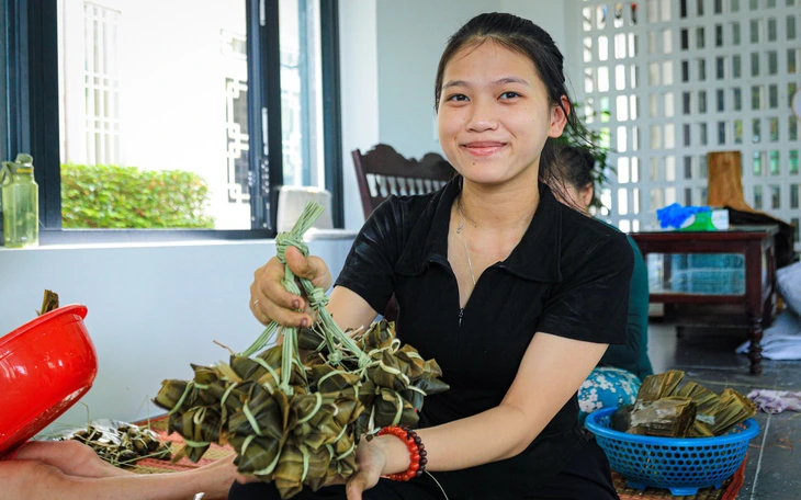 Xóm bánh ú lá tre Phạm Thế Hiển rộn ràng mùa Tết Đoan ngọ và nỗi lo người tiếp nối - Ảnh 10.