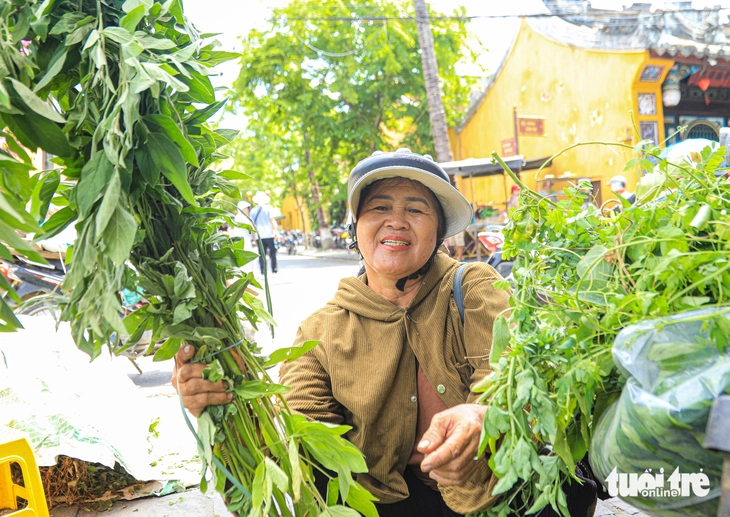 Người phố Hội chi tiền triệu mua 'thần dược' dịp Tết Đoan Ngọ - Ảnh 2. Người phố Hội chi tiền triệu mua 'thần dược' dịp Tết Đoan Ngọ - Ảnh 2.