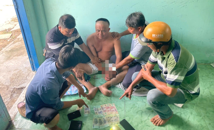 Bắt được nghi phạm cướp tài sản của cụ ông 70 tuổi bán vé số khi đang lẩn trốn - Ảnh 1.