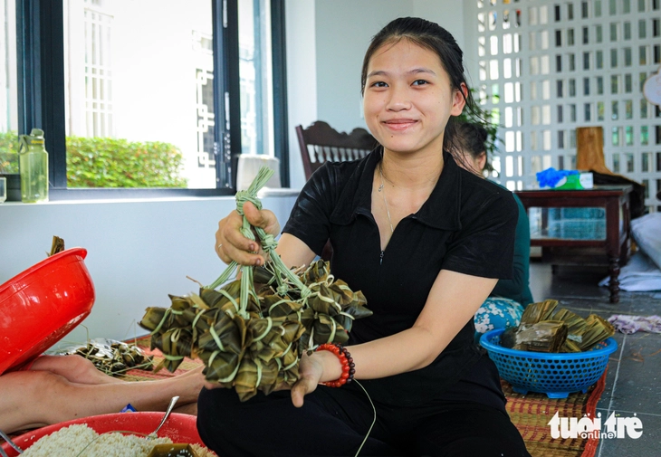 Bánh ú tro Hội An vào mùa, làm đến đâu bán hết đến đó - Ảnh 1. Bánh ú tro Hội An vào mùa, làm đến đâu bán hết đến đó - Ảnh 1.