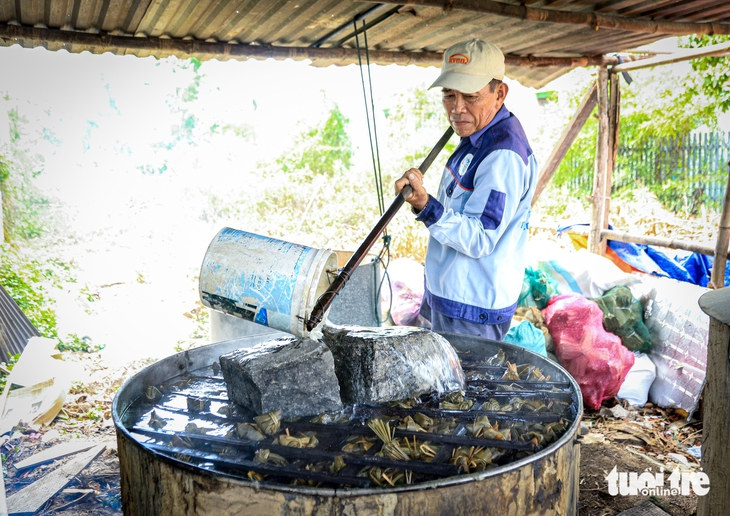 Bánh ú tro Hội An vào mùa, làm đến đâu bán hết đến đó - Ảnh 2. Bánh ú tro Hội An vào mùa, làm đến đâu bán hết đến đó - Ảnh 2.