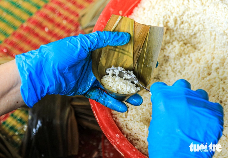 Bánh ú tro Hội An vào mùa, làm đến đâu bán hết đến đó - Ảnh 3. Bánh ú tro Hội An vào mùa, làm đến đâu bán hết đến đó - Ảnh 3.