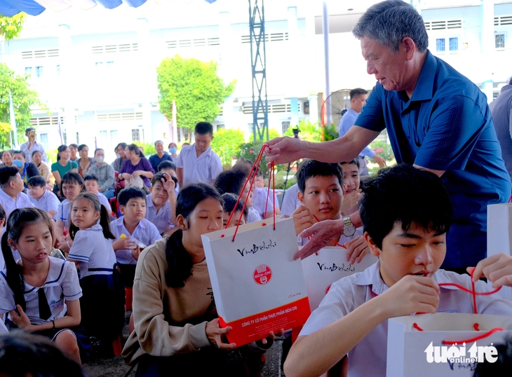 Bí thư Tỉnh uỷ Đồng Tháp kiểm tra công tác khám sức khoẻ toàn dân   - Ảnh 1.