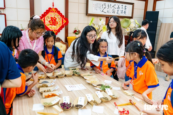 Thiếu niên TP.HCM học làm túi thơm, tìm hiểu cách người Trung Quốc ăn Tết Đoan Ngọ - Ảnh 2. Tết Đoan Ngọ - Ảnh 2.