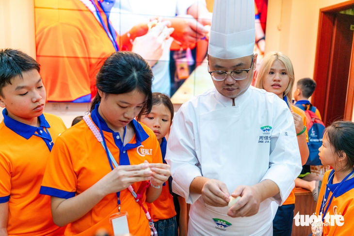 Thiếu niên TP.HCM học làm túi thơm, tìm hiểu cách người Trung Quốc ăn Tết Đoan Ngọ - Ảnh 3. Tết Đoan Ngọ - Ảnh 3.