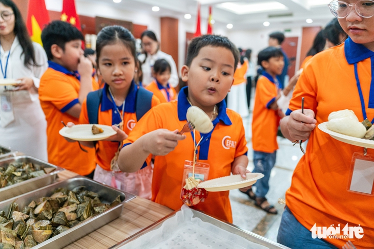 Thiếu niên TP.HCM học làm túi thơm, tìm hiểu cách người Trung Quốc ăn Tết Đoan Ngọ - Ảnh 4. Tết Đoan Ngọ - Ảnh 4.