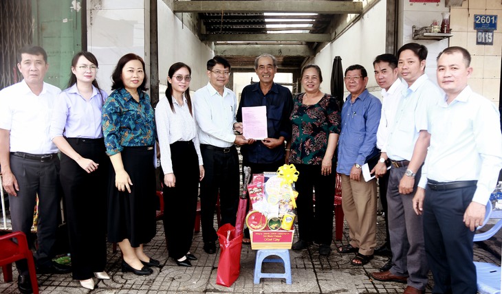 Bình Chánh trao giấy phép xây dựng cho hộ dân ảnh hưởng bởi dự án mở rộng quốc lộ 1 - Ảnh 2.