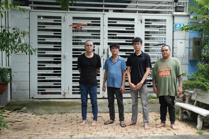 Tạm giữ 4 người mang hung khí đến KDC Intresco, xã Bình Hưng gây rối - Ảnh 1.