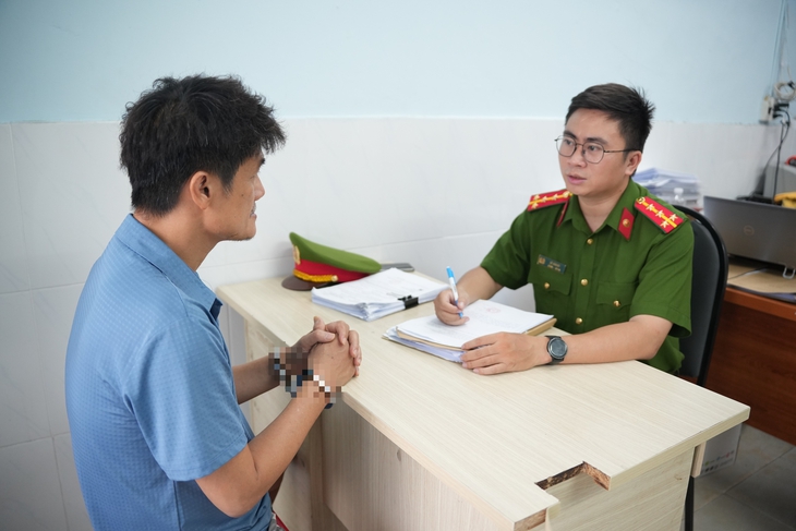 Tạm giữ 4 người mang hung khí đến KDC Intresco, xã Bình Hưng gây rối - Ảnh 2.