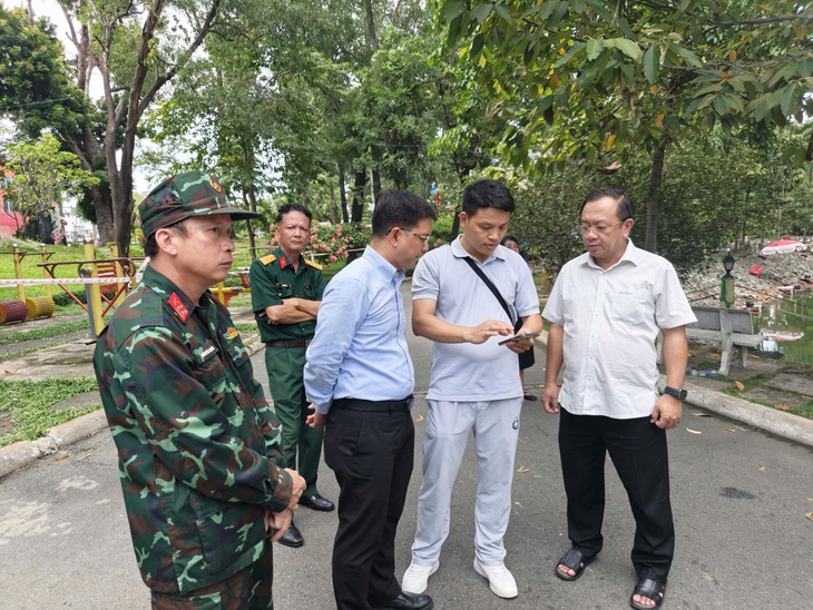 Phó chủ tịch UBND TP.HCM Nguyễn Mạnh Cường khảo sát, động viên lực lượng tìm kiếm tại công viên Lê Thị Riêng - Ảnh 1.