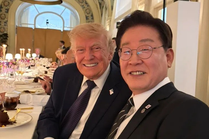 Ông Trump tặng bút, hẹn chơi golf với Tổng thống Hàn Quốc - Ảnh 1.