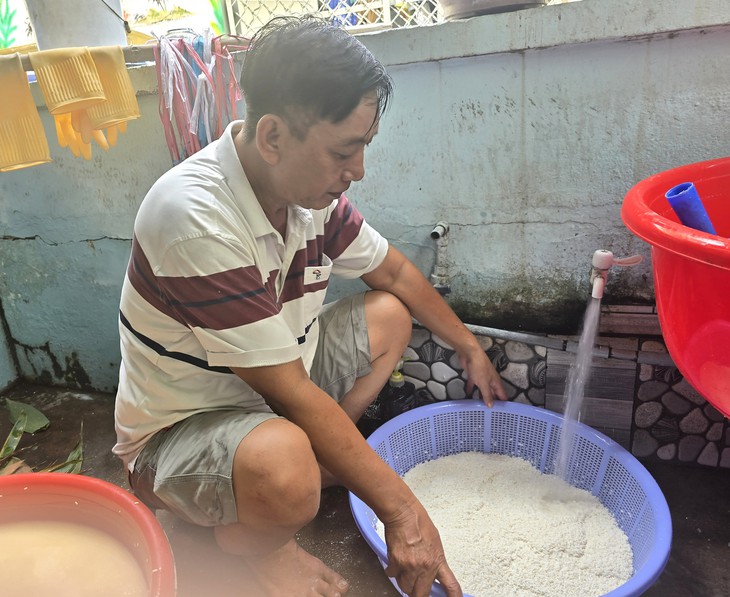Xóm bánh ú lá tre rộn ràng mùa Tết Đoan ngọ và nỗi lo người tiếp nối - Ảnh 4.