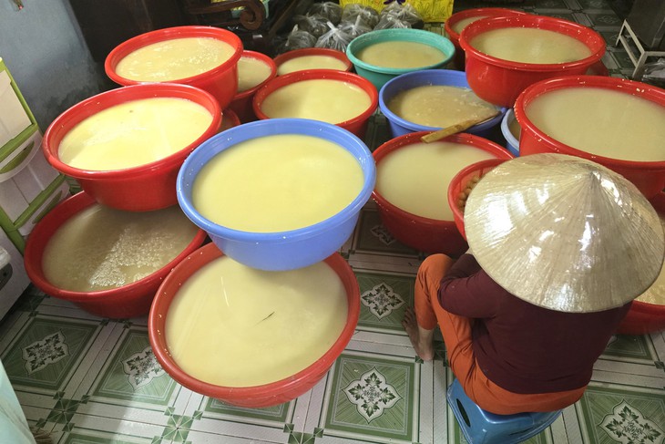 Xóm bánh ú lá tre rộn ràng mùa Tết Đoan ngọ và nỗi lo người tiếp nối - Ảnh 6.