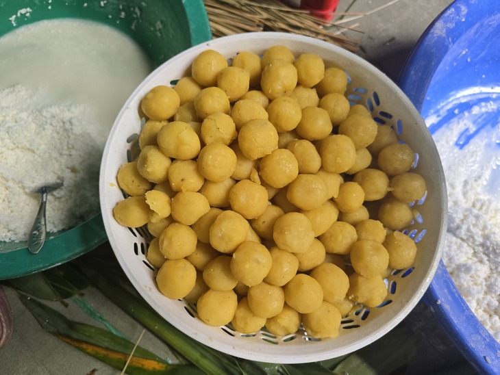 Xóm bánh ú lá tre rộn ràng mùa Tết Đoan ngọ và nỗi lo người tiếp nối - Ảnh 3.