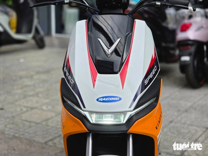 Cận cảnh xe máy điện VinFast Flazz Max: Giá còn hơn 13 triệu sau ưu đãi, bộ tem nổi bật, đi 85km/sạc - Ảnh 6.