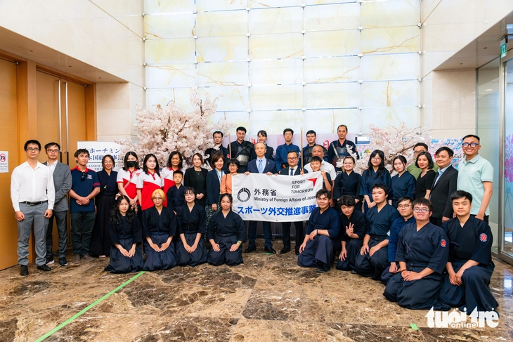 Nhật Bản trao tặng dụng cụ Súng kiếm đạo cho Liên đoàn Kiếm đạo TP.HCM - Ảnh 7. Nhật Bản trao tặng 20 dụng cụ tập luyện Jukendo cho Liên đoàn Kiếm đạo TP.HCM - Ảnh 7.