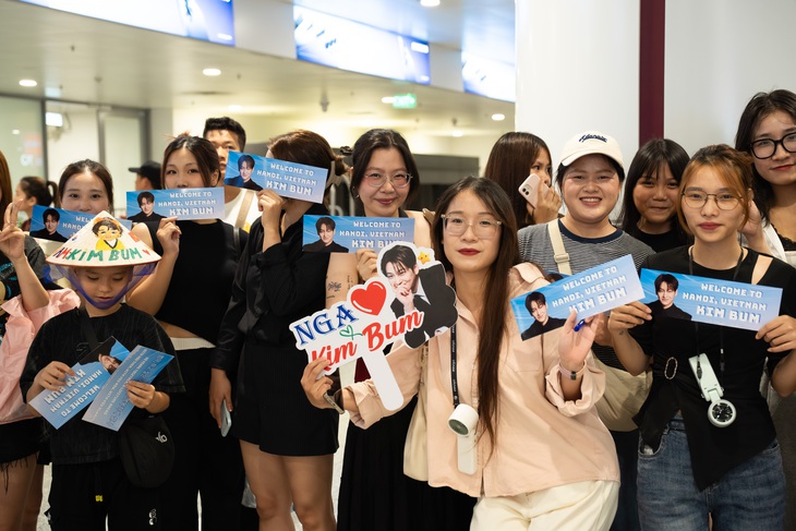 Fan Việt vây kín ‘oppa’ Kim Bum ở sân bay Nội Bài - Ảnh 2.