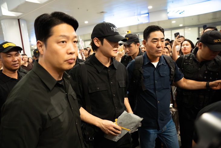 Fan Việt vây kín ‘oppa’ Kim Bum ở sân bay Nội Bài - Ảnh 5.