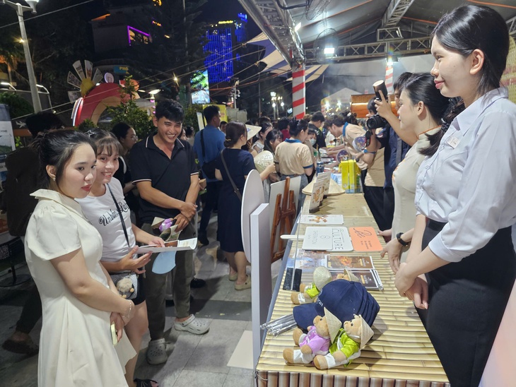 Đến Bến Ninh Kiều ăn tiệc buffet trái cây và bánh dân gian miễn phí - Ảnh 2.