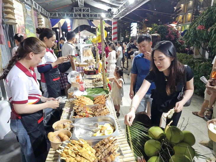Đến Bến Ninh Kiều ăn tiệc buffet trái cây và bánh dân gian miễn phí - Ảnh 1.