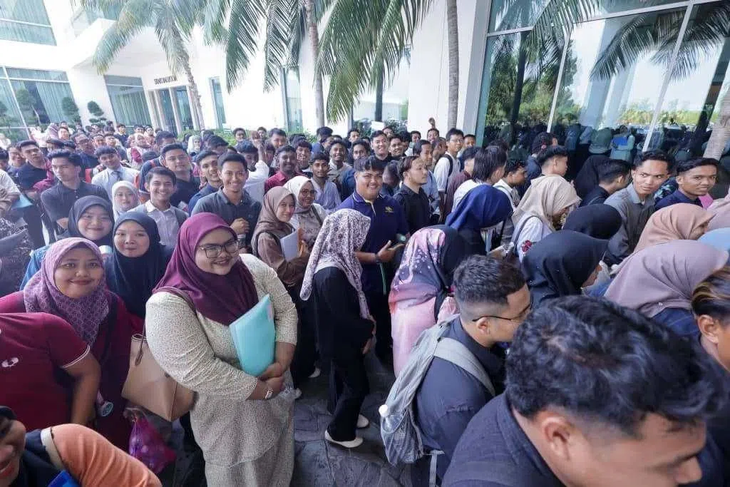 Cảnh tượng hơn 1.000 người xếp hàng dài gần 2km để xin việc ở Malaysia - Ảnh 1.
